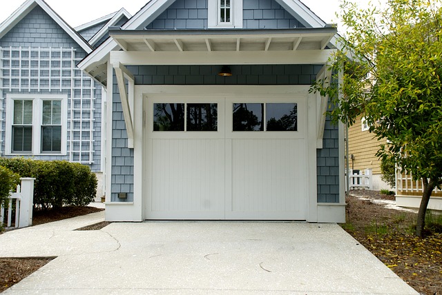 bílá garážová vrata s prosklenými okny