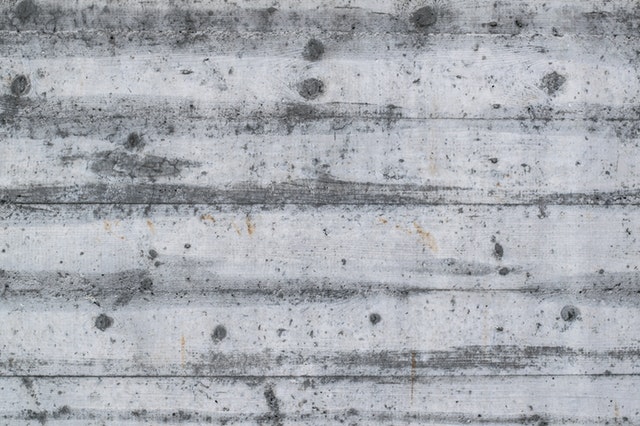 šedá betonová stěna