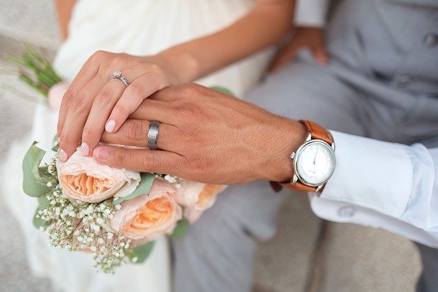 spojené ruce ženicha a nevěsty